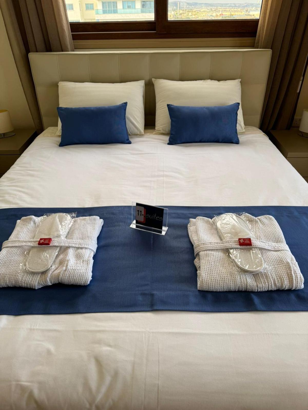 11 Suites - Golden Sunrise Suite Larnaca Room photo
